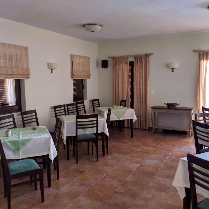 Interior 8